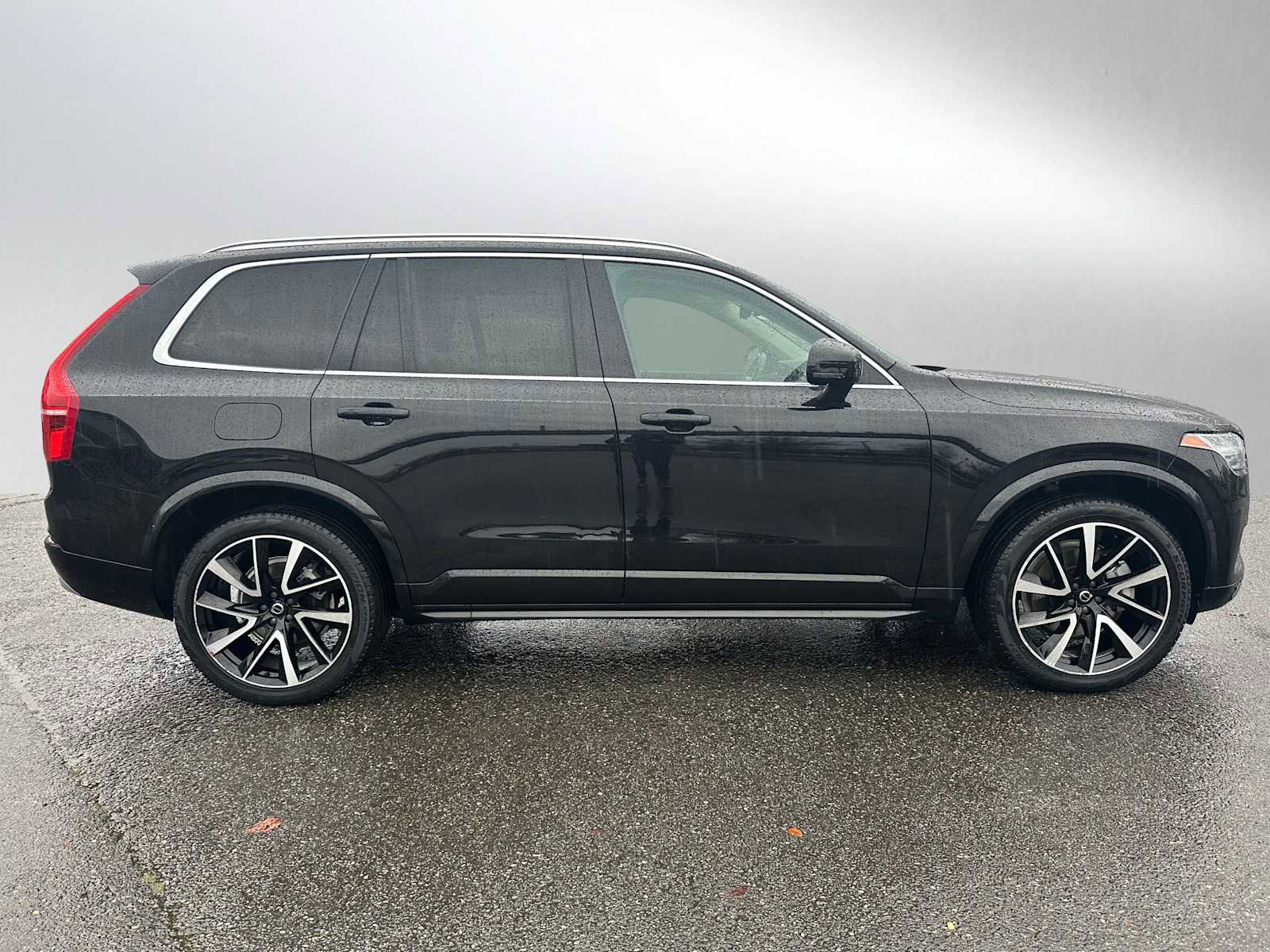 Certified 2022 Volvo XC90 T6 Momentum w/ Advanced Package image 2
