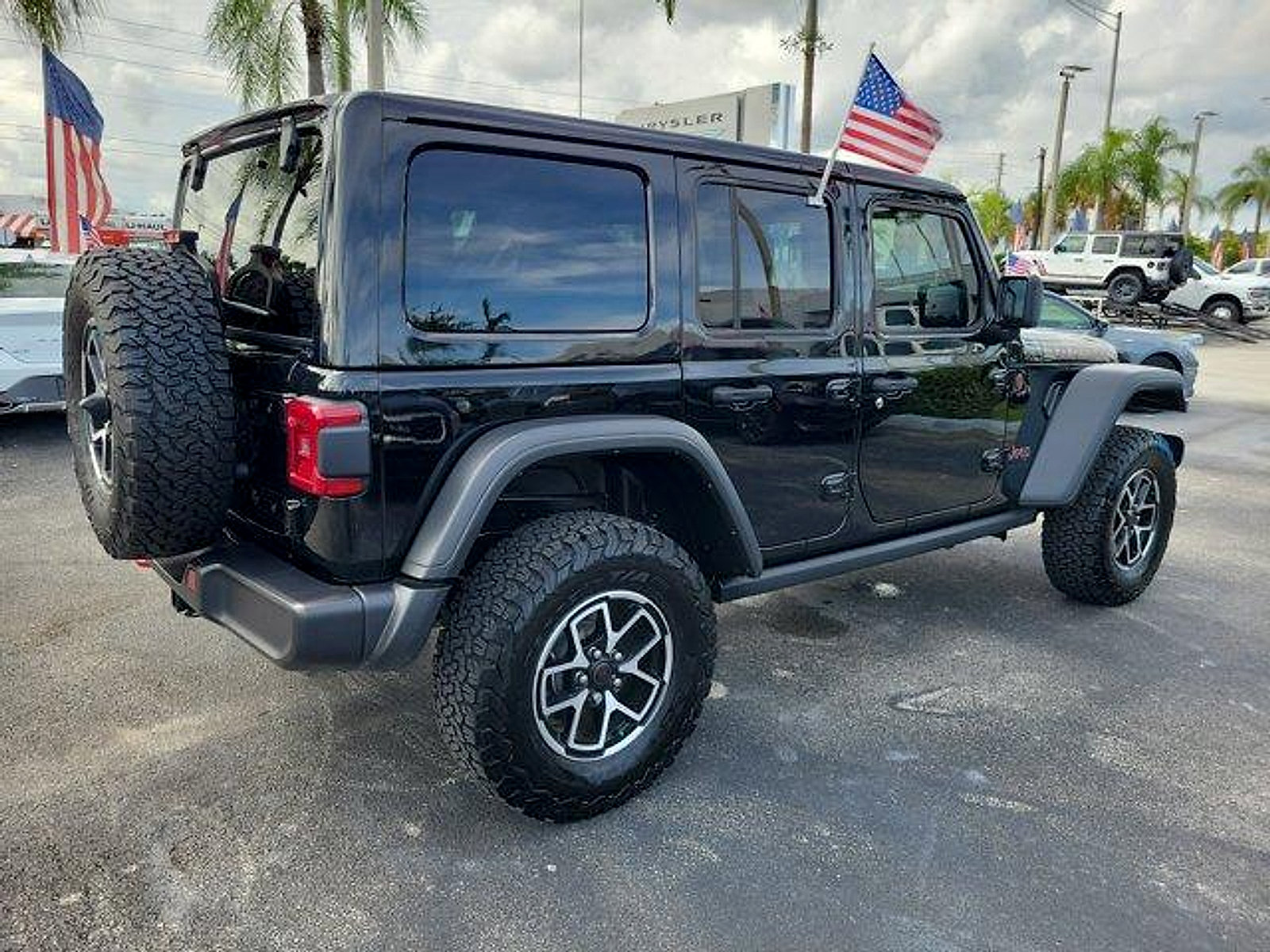 Used 2025 Jeep Wrangler Unlimited Rubicon w/ Convenience Group AWD/4WD image 7