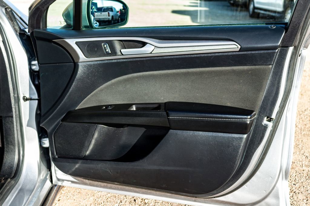 Used 2020 Ford Fusion SE image 18