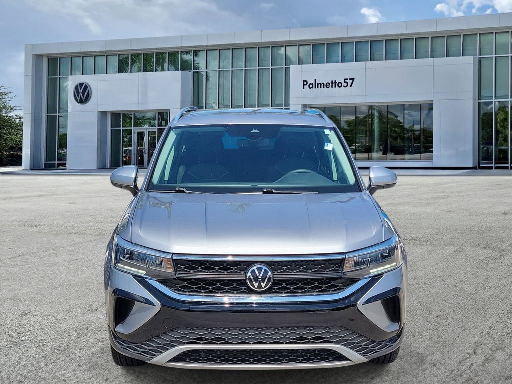 Used 2023 Volkswagen Taos SE FWD image 2