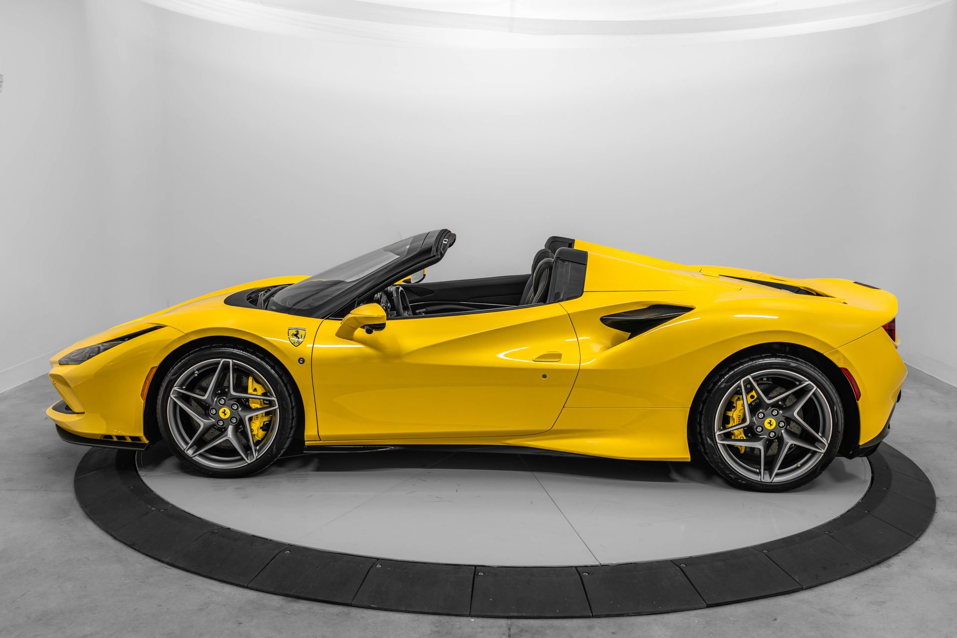 Certified 2022 Ferrari F8 Tributo RWD image 3