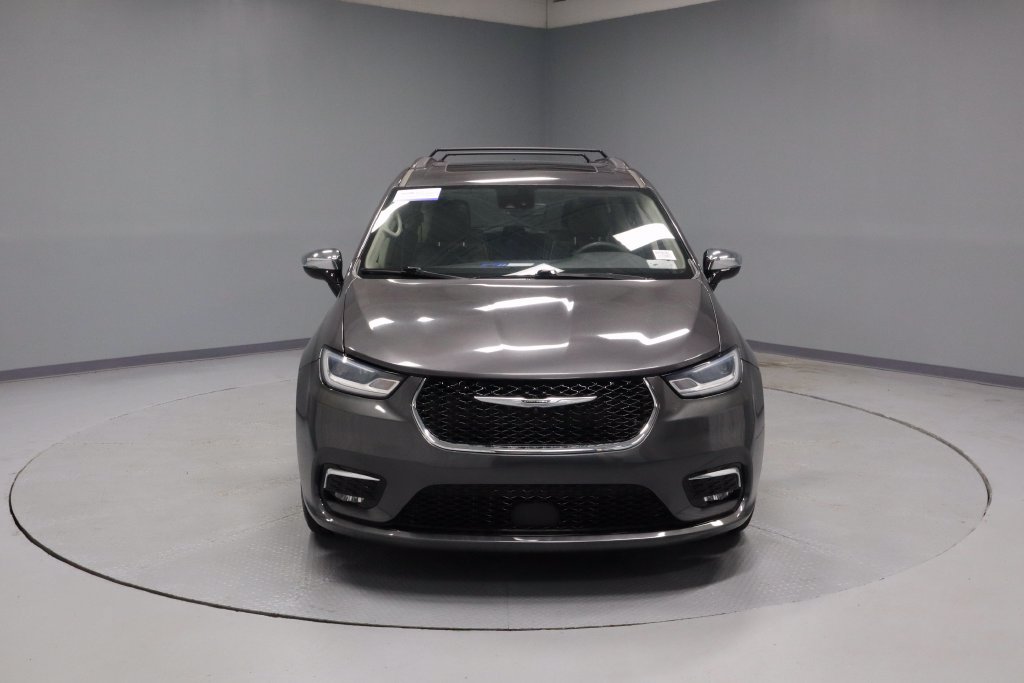 Used 2023 Chrysler Pacifica Limited FWD image 4