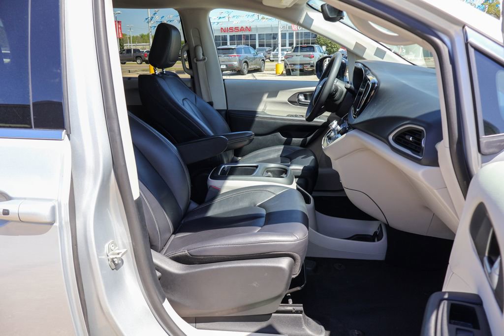 Used 2024 Chrysler Pacifica Touring-L image 8