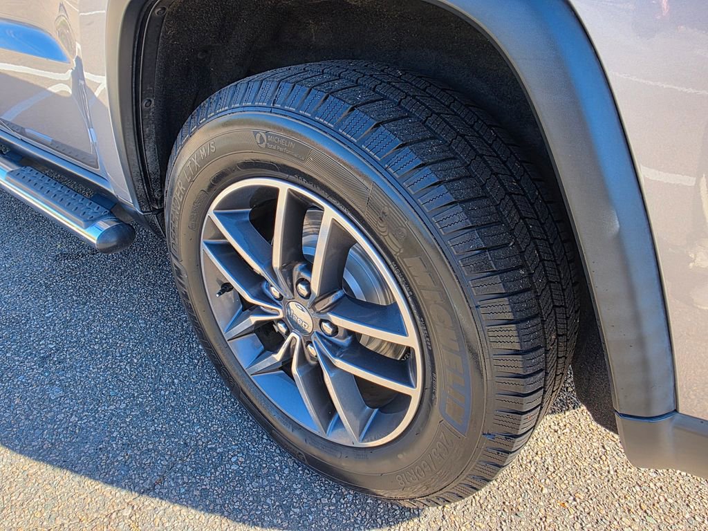 Used 2018 Jeep Grand Cherokee Laredo image 32