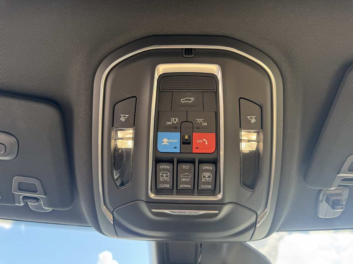 Used 2025 Jeep Grand Cherokee Limited w/ Luxury Tech Group II AWD/4WD image 25