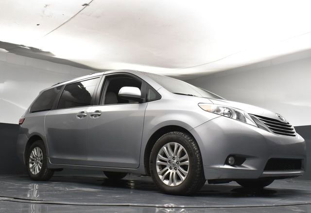 Used 2017 Toyota Sienna XLE w/ XLE Navigation Package image 31