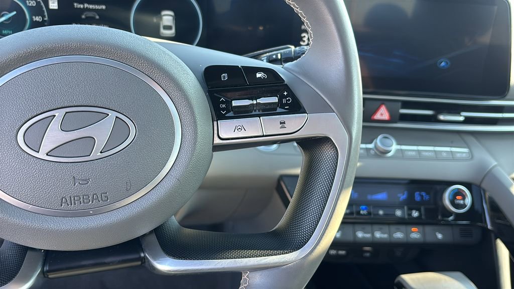 Used 2025 Hyundai Elantra SEL image 18