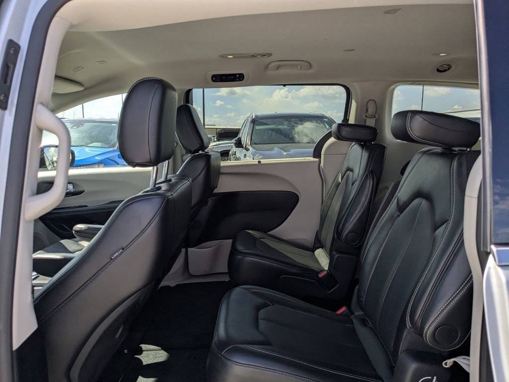 Used 2024 Chrysler Pacifica Touring-L image 13