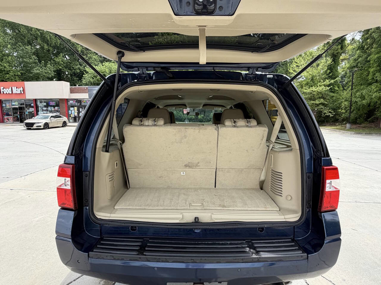 Used 2016 Ford Expedition XLT w/ Equipment Group 202A RWD image 25