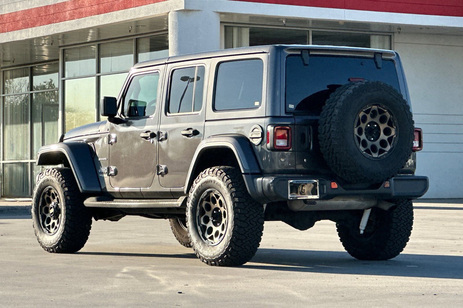 Used 2019 Jeep Wrangler Unlimited Sahara image 4