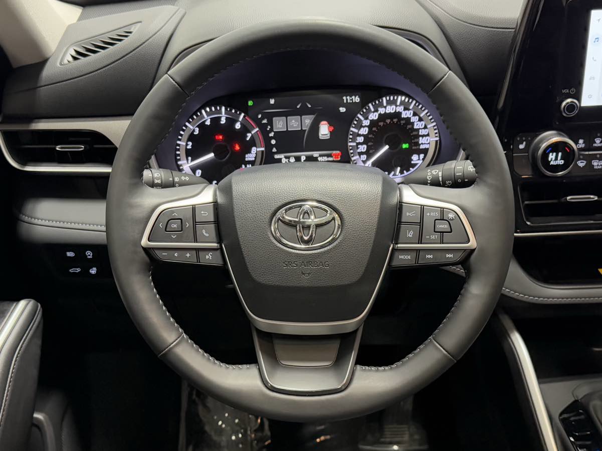 Used 2024 Toyota Highlander XLE image 17