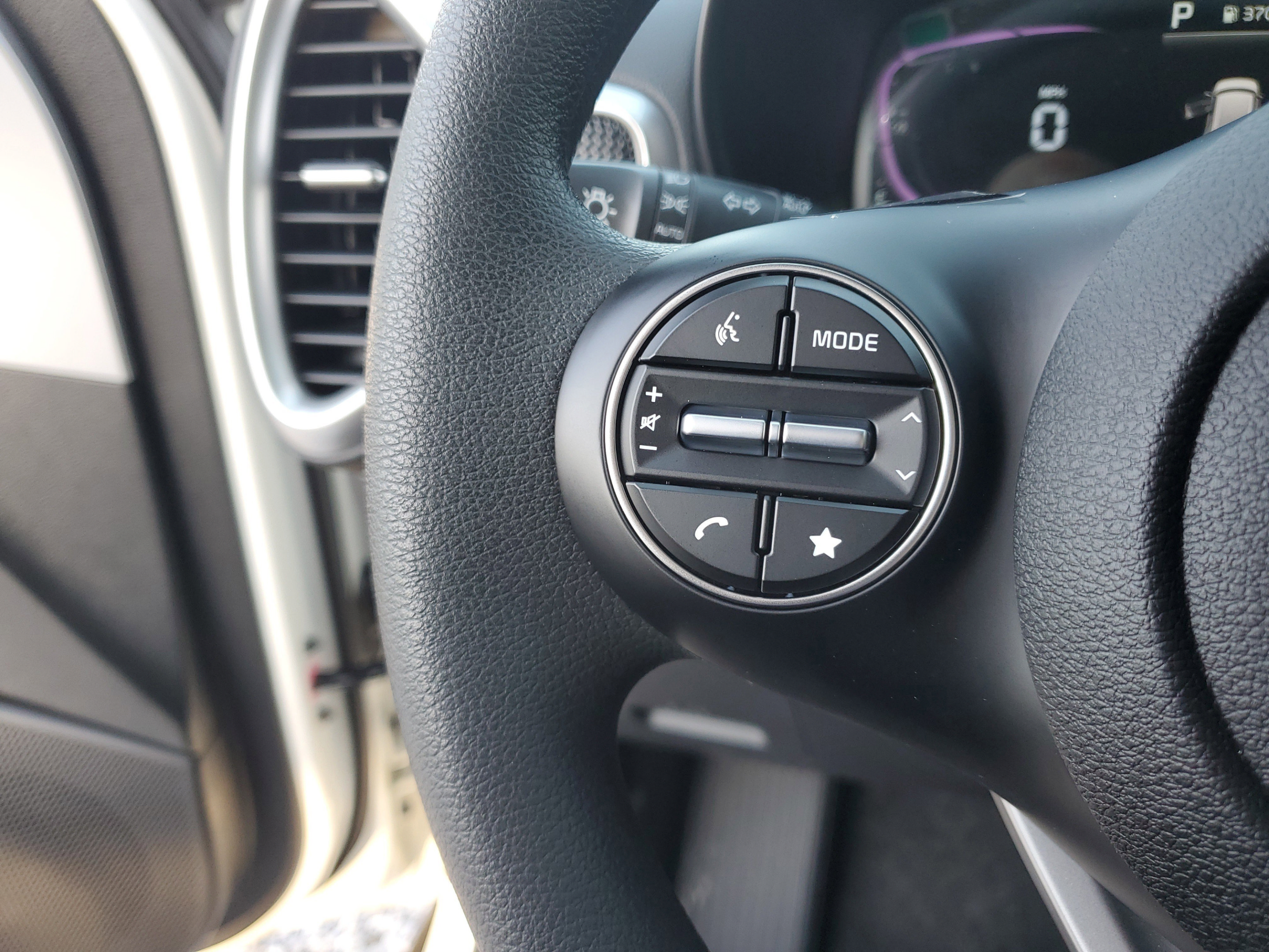 Used 2025 Kia Soul LX FWD image 11