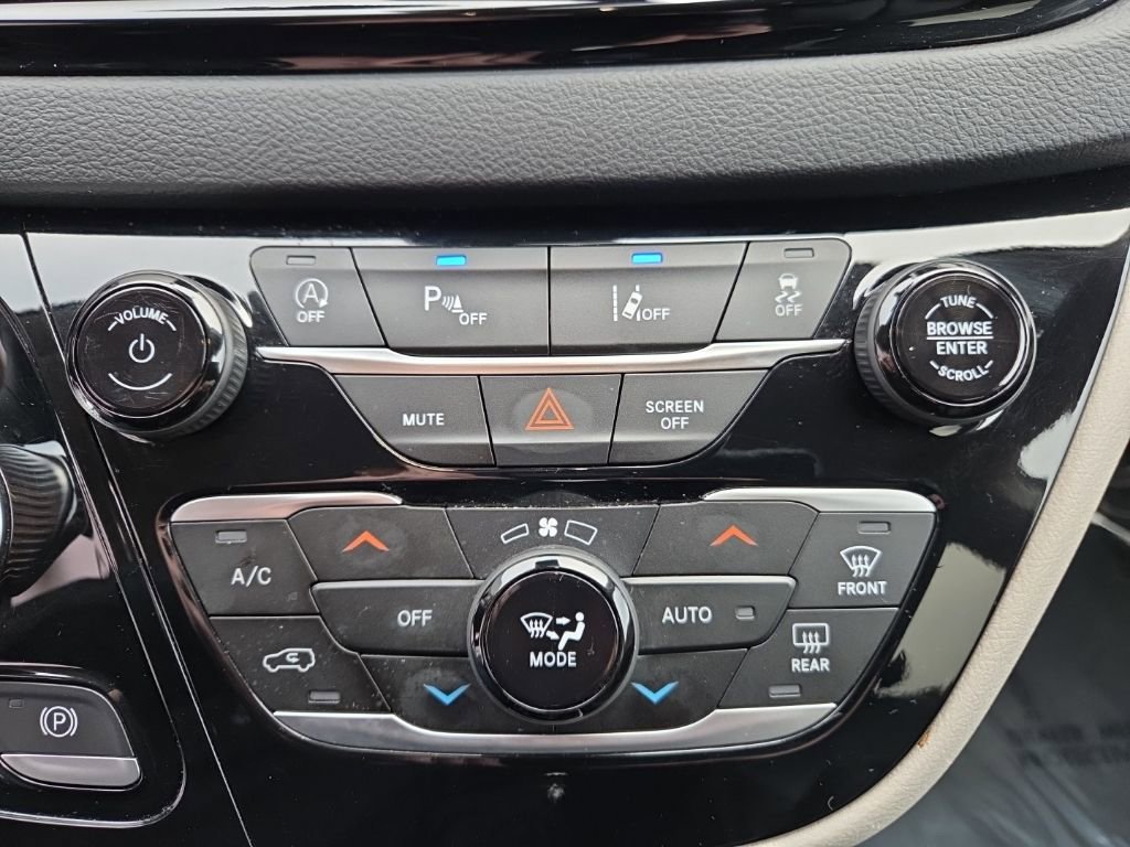 Used 2023 Chrysler Pacifica Touring-L FWD image 17