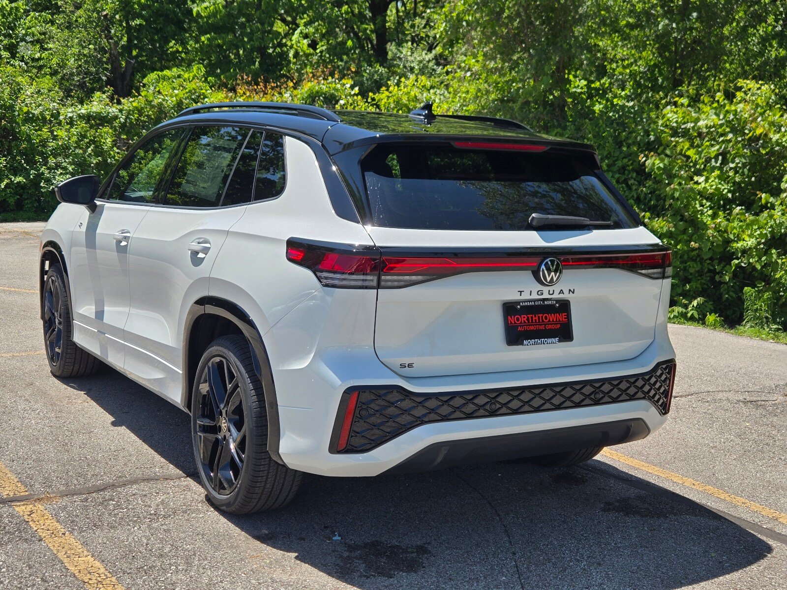 New 2026 Volkswagen Tiguan SE R-Line FWD image 3