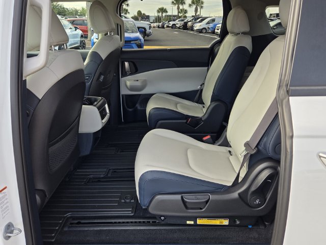 Used 2025 Kia Carnival EX FWD image 10