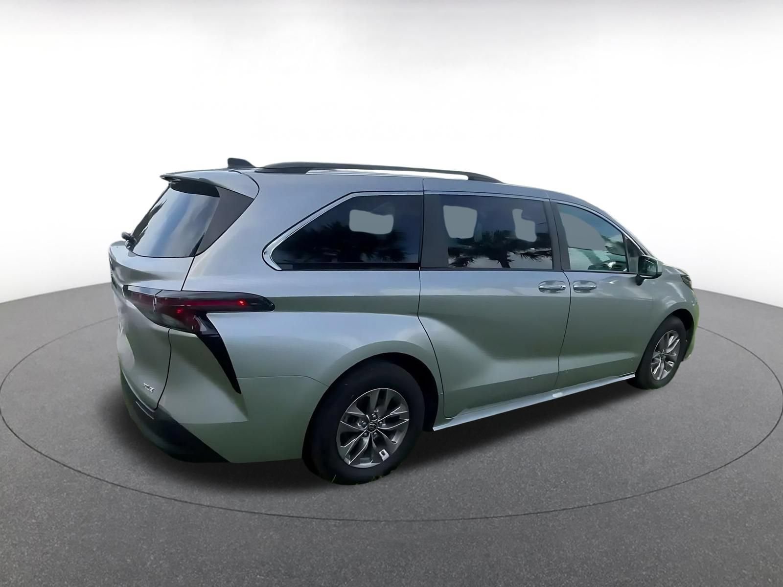 Used 2025 Toyota Sienna XLE FWD image 14