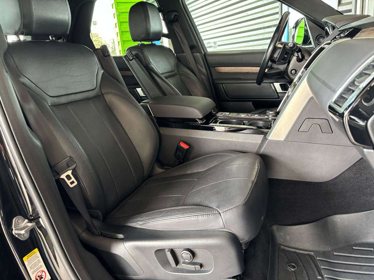 Used 2017 Land Rover Discovery HSE image 23