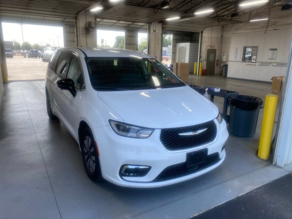 Used 2024 Chrysler Pacifica Limited FWD image 1