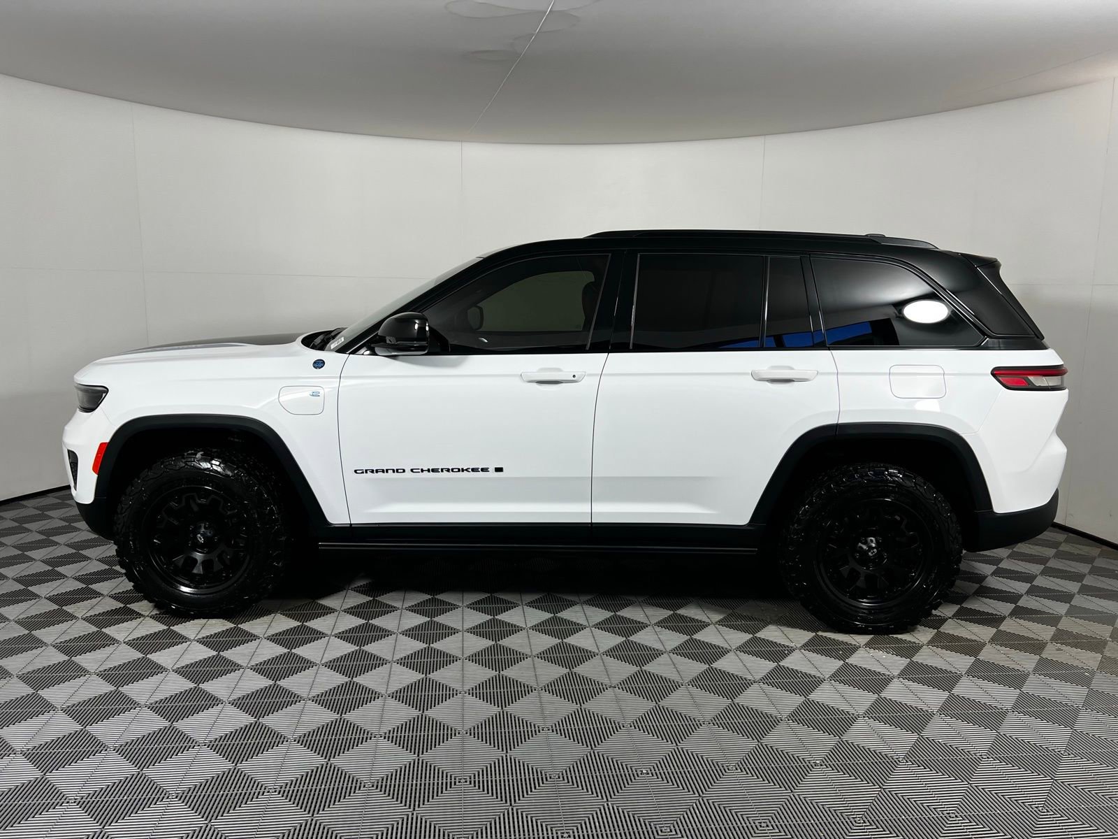 Used 2024 Jeep Grand Cherokee Trailhawk image 8