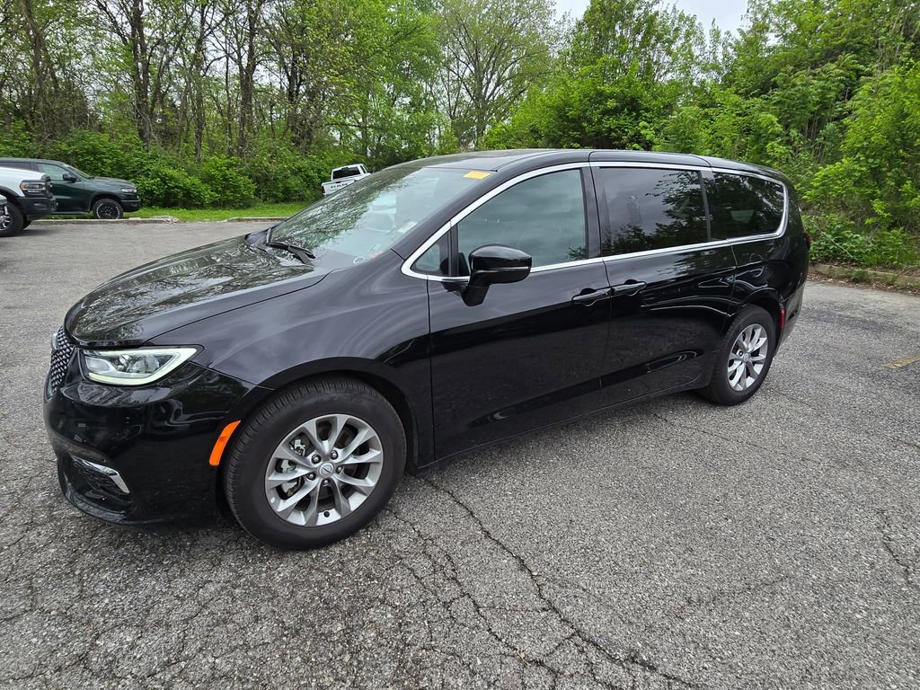 Used 2026 Chrysler Pacifica Limited FWD image 2