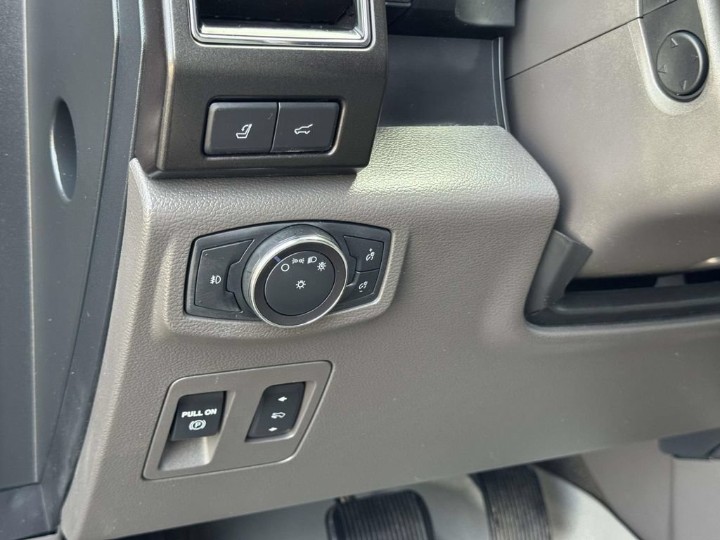 Used 2018 Ford Expedition Limited w/ Equipment Group 302A AWD/4WD image 9