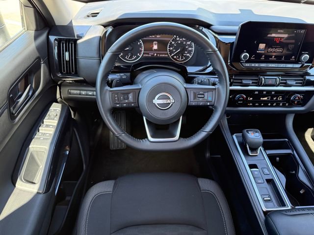 Used 2025 Nissan Pathfinder SV image 28