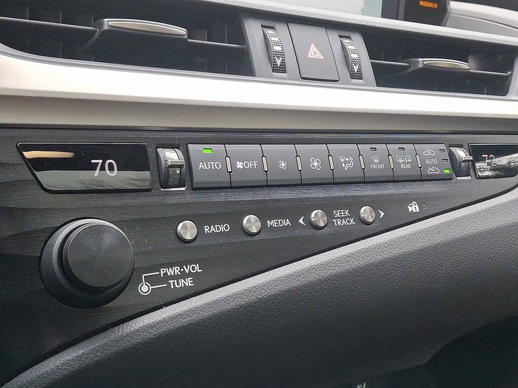 Used 2019 Lexus ES 300h w/ Luxury Package image 17