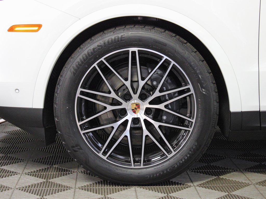 Used 2025 Porsche Cayenne image 40