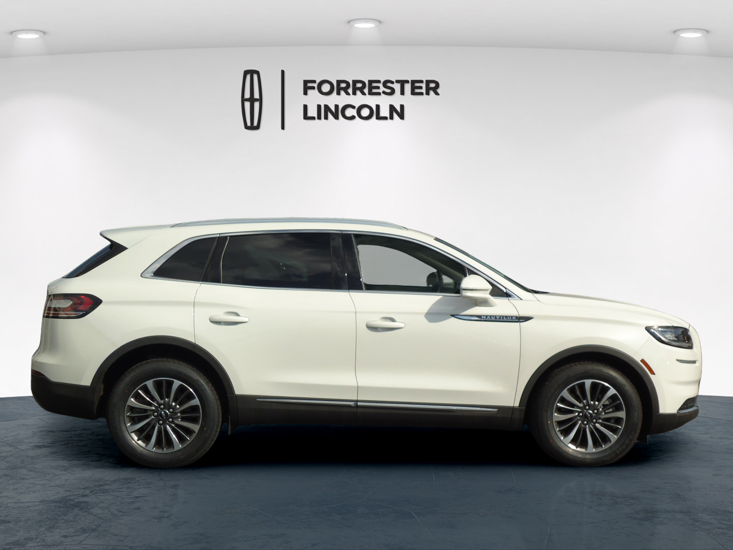 Used 2023 Lincoln Nautilus Reserve w/ Cargo Utility Package AWD/4WD image 2