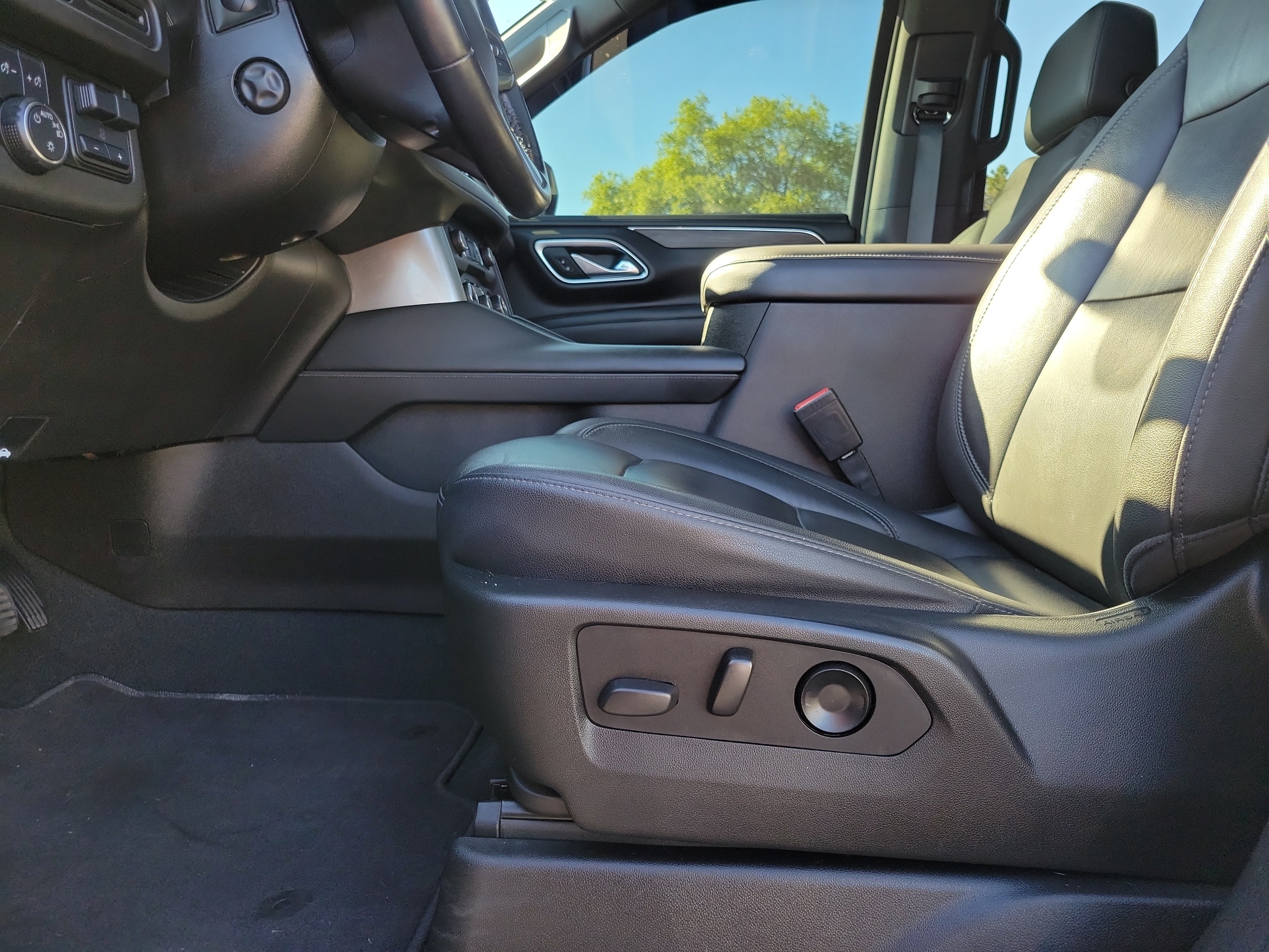 Used 2021 Chevrolet Tahoe Z71 w/ Z71 Off-Road Package AWD/4WD image 16