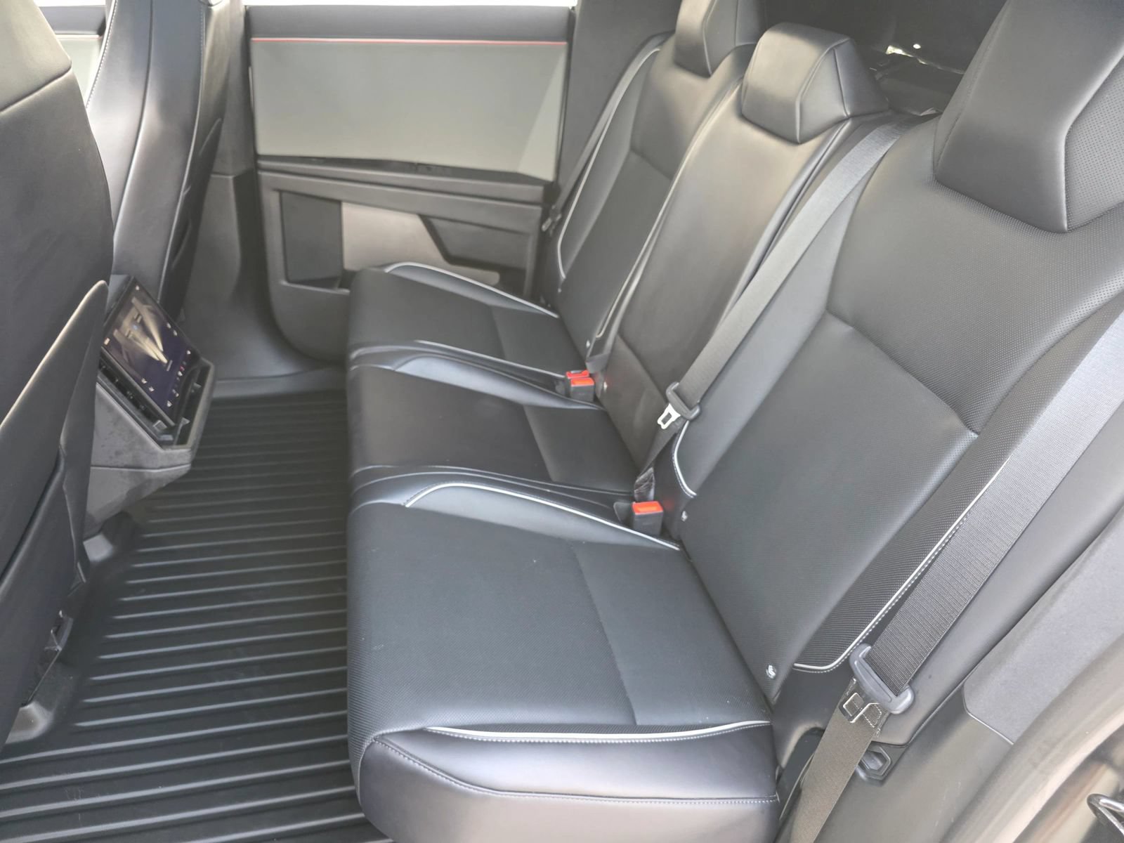 Used 2025 Tesla Cybertruck AWD Crew Cab image 34