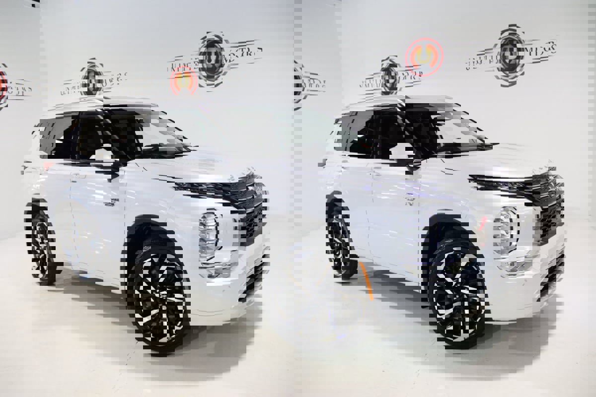 Used 2024 Mitsubishi Outlander 4WD Plug-In Hybrid image 7