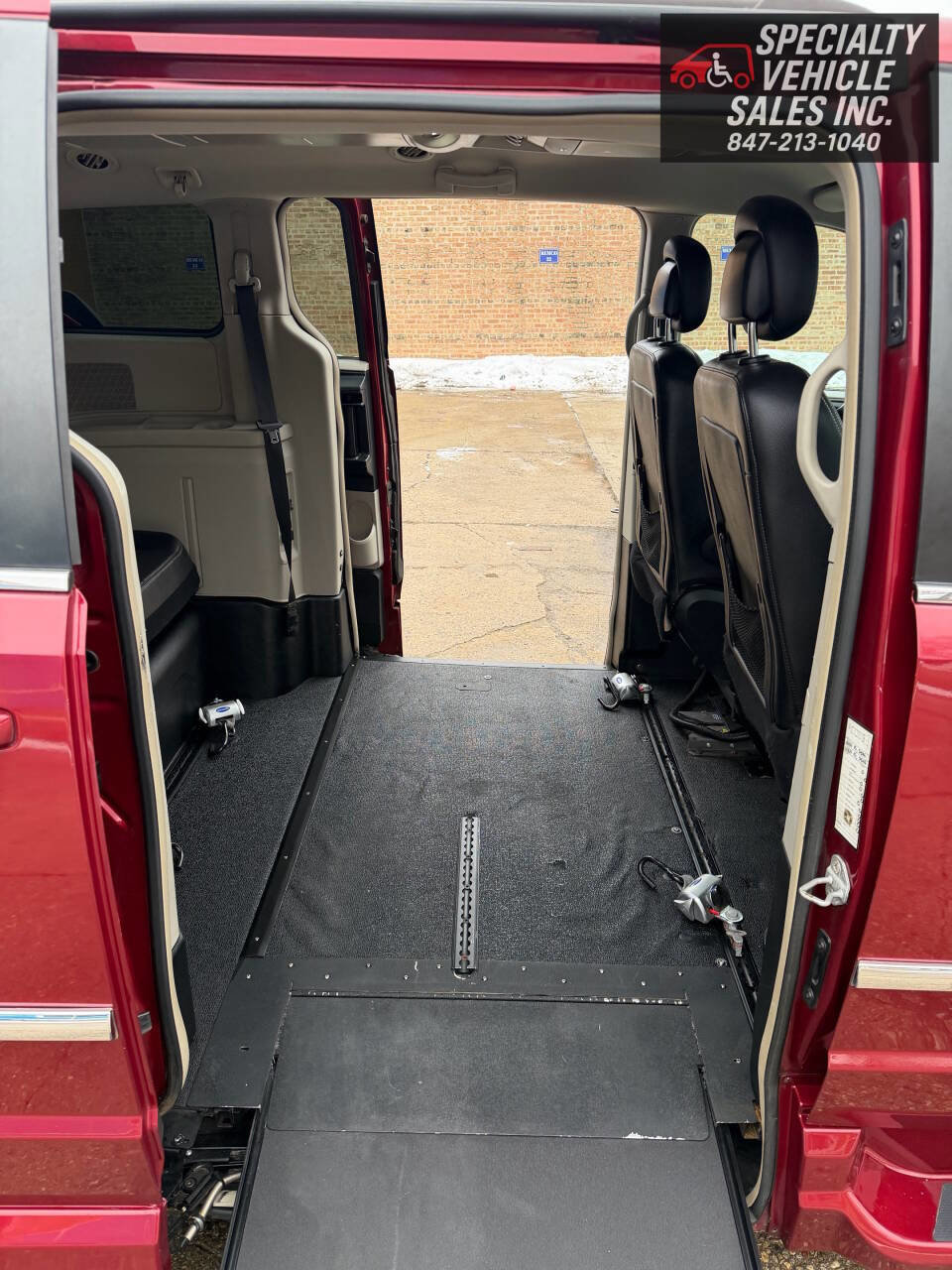 Used 2014 Chrysler Town & Country Touring image 24