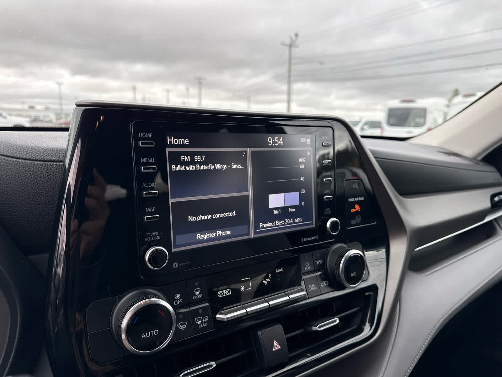 Used 2020 Toyota Highlander L AWD/4WD image 16