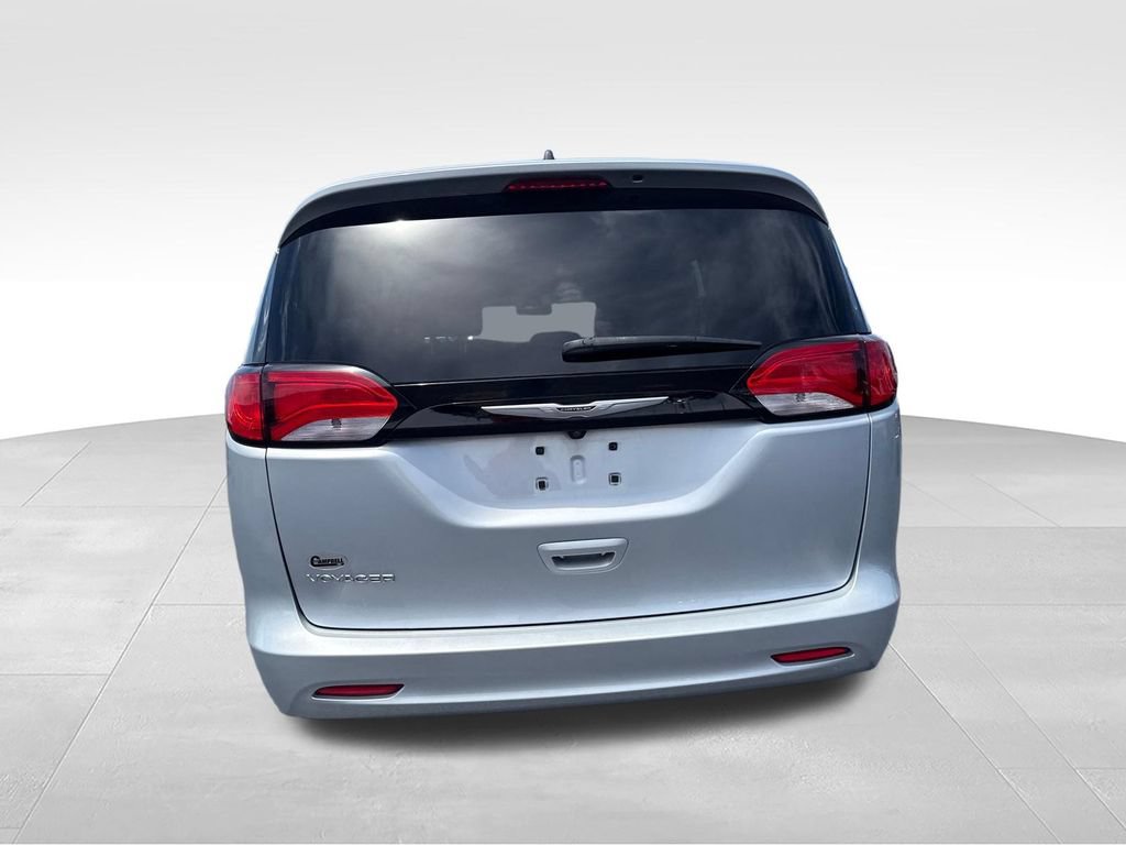 Used 2022 Chrysler Voyager LX FWD image 4