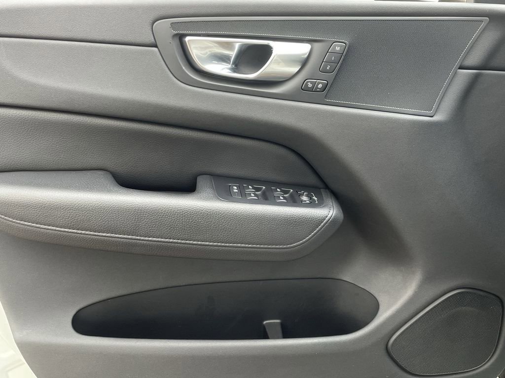 Used 2021 Volvo XC60 T5 Momentum w/ Premium Package image 22