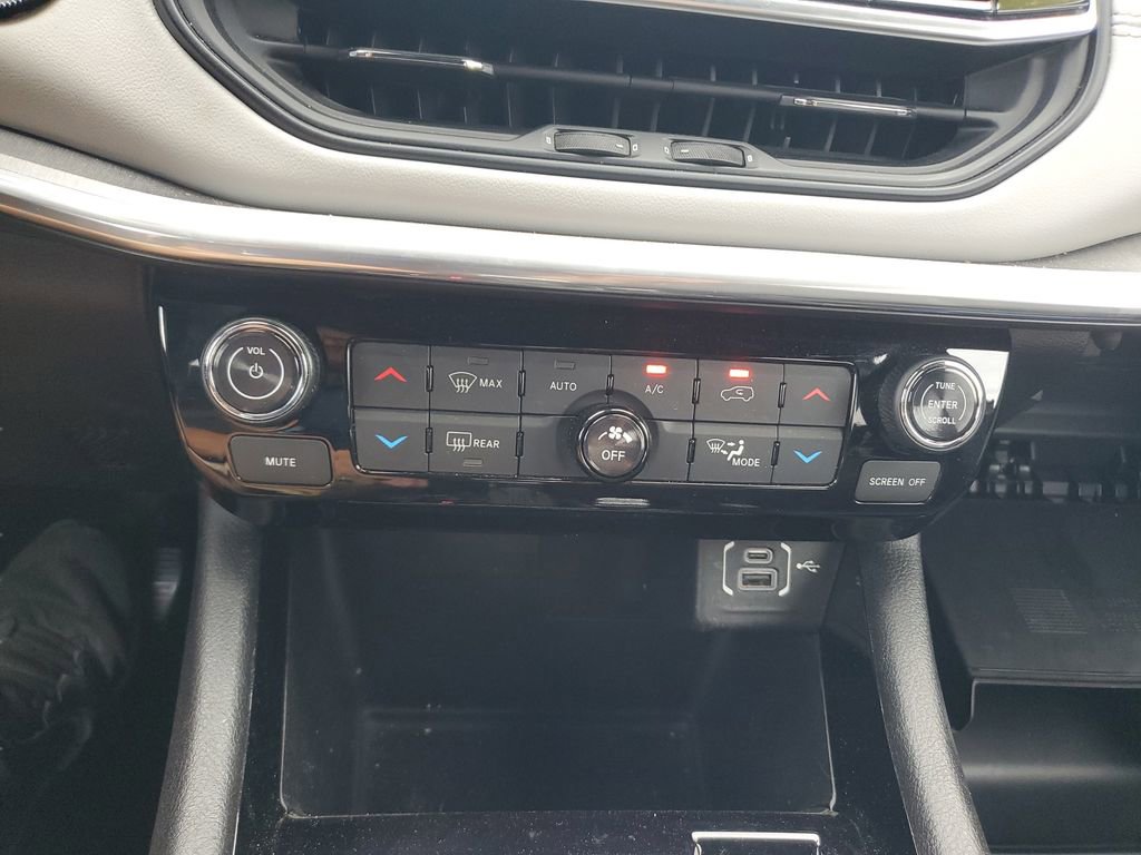 Used 2023 Jeep Compass Limited image 23