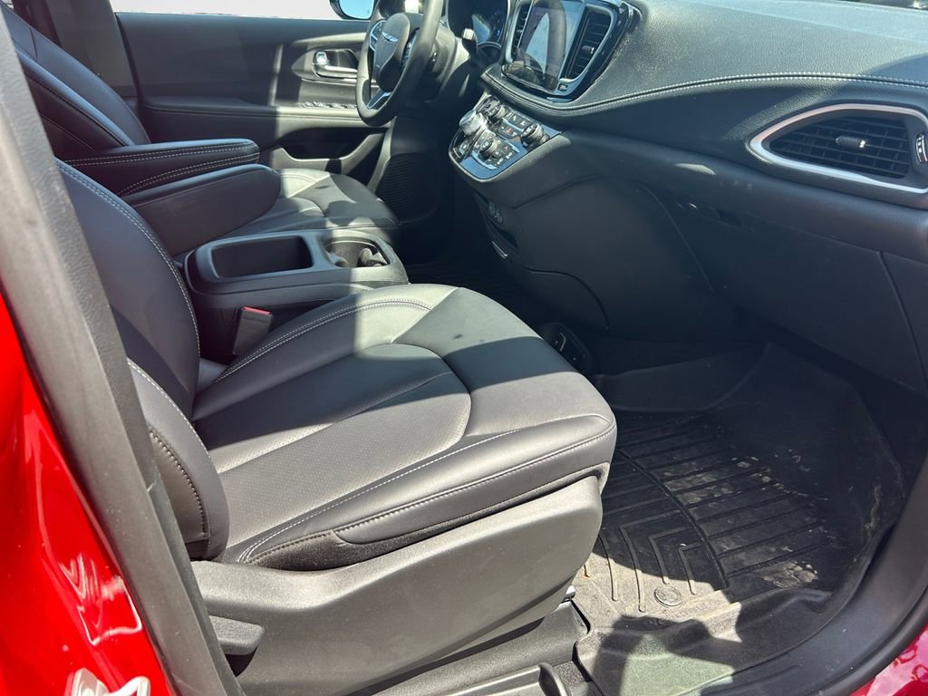 Used 2025 Chrysler Pacifica Select AWD/4WD image 30