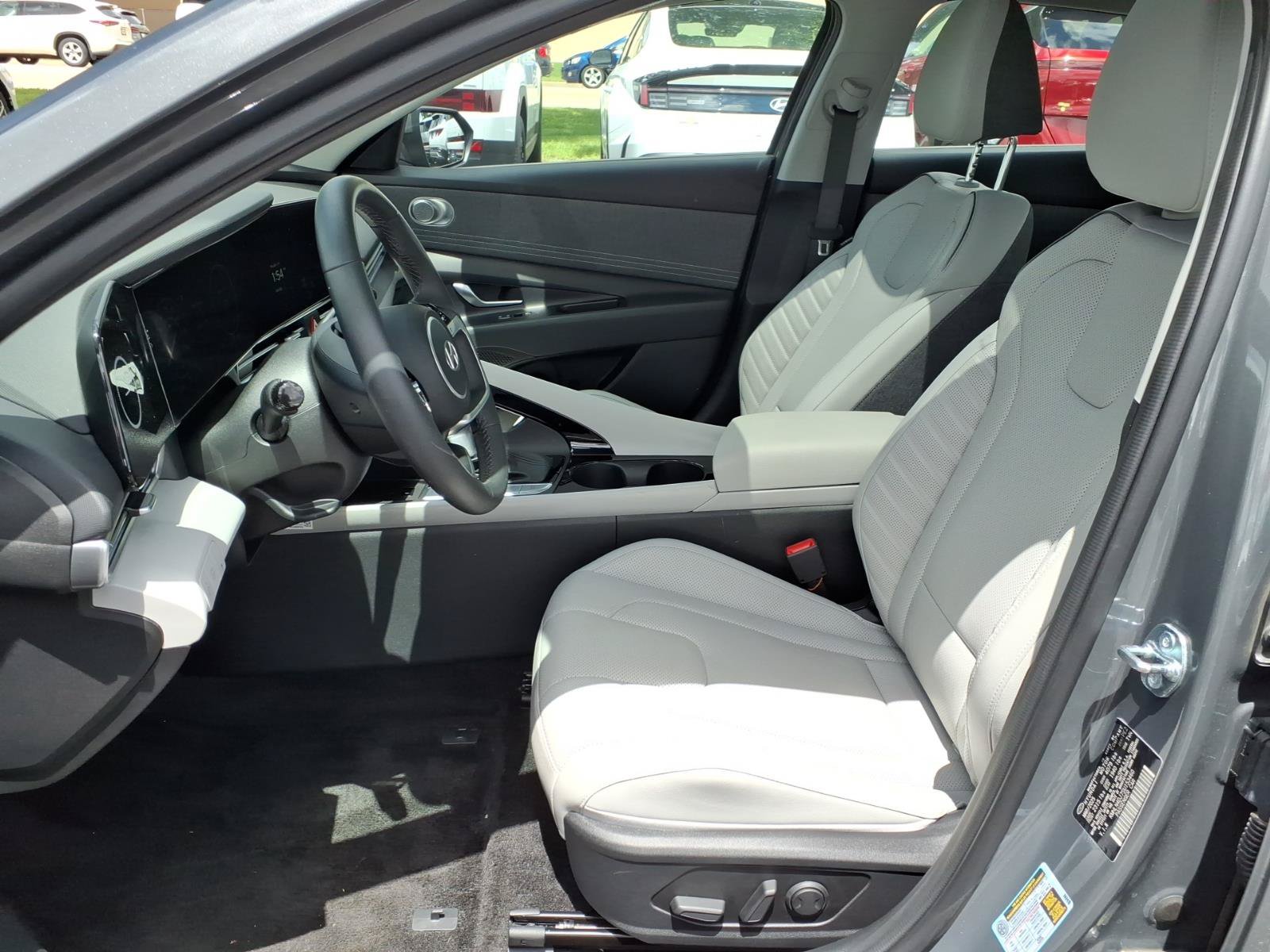 New 2025 Hyundai Elantra Limited FWD image 4