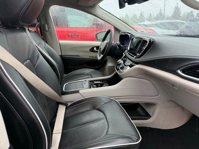 Used 2023 Chrysler Pacifica Limited FWD image 17