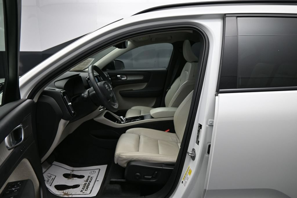 Used 2024 Volvo XC40 B5 Plus w/ Protection Package Premier AWD/4WD image 9