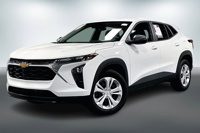 Used 2025 Chevrolet Trax LS image 3