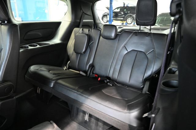 Used 2025 Chrysler Pacifica Select image 11