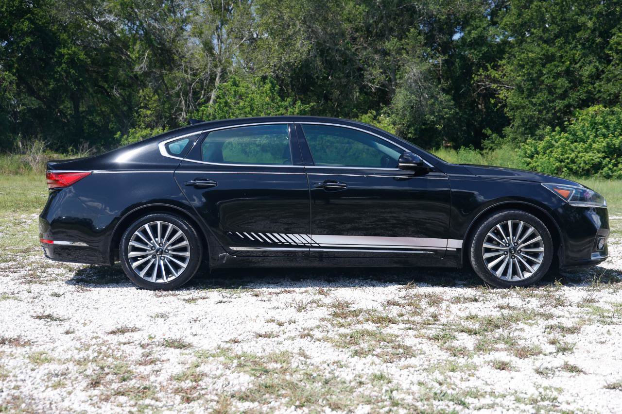 Used 2017 Kia Cadenza Premium w/ Luxury Package FWD image 13
