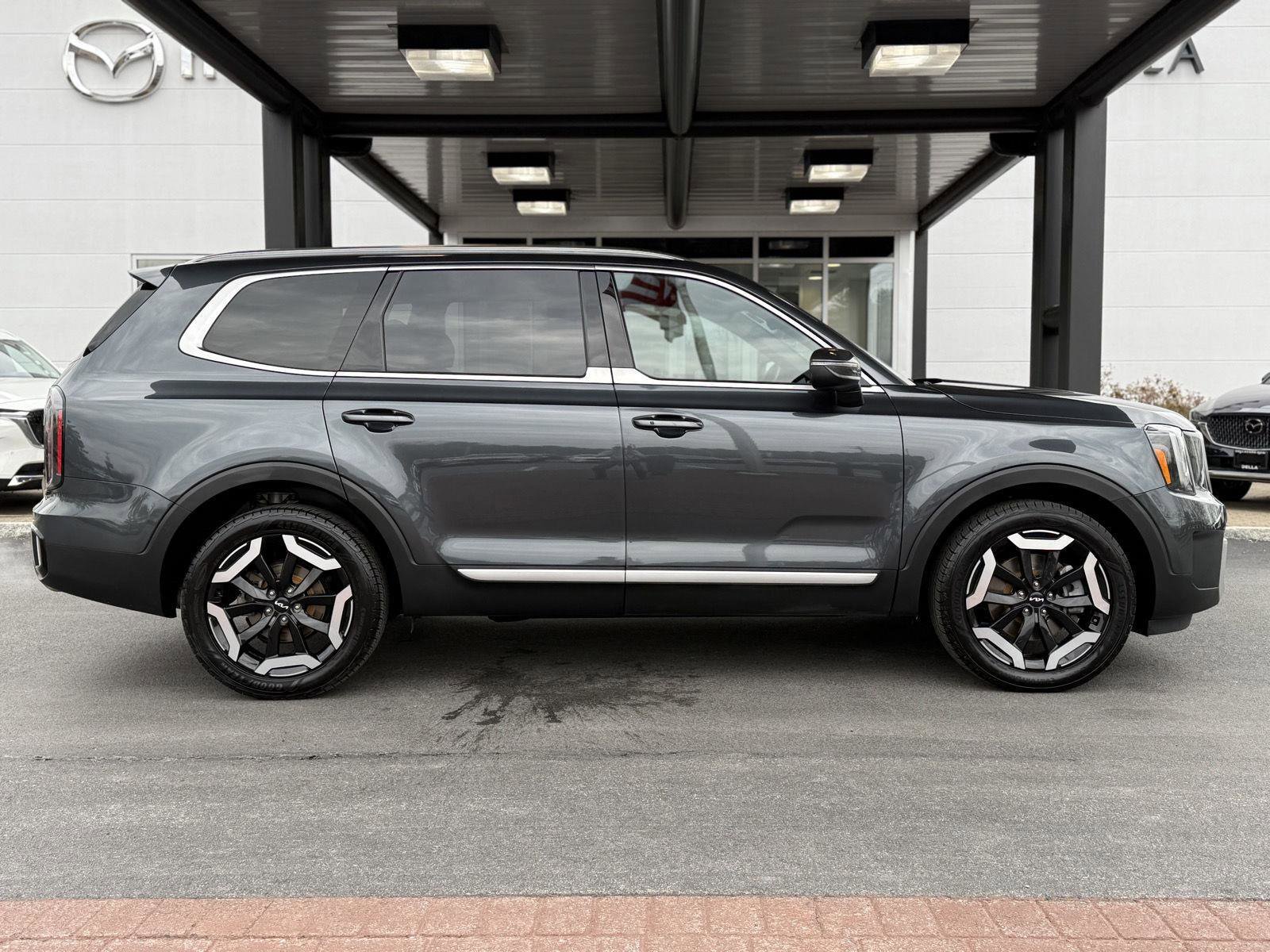 Used 2023 Kia Telluride EX w/ EX Captain's Chair Package AWD/4WD image 4
