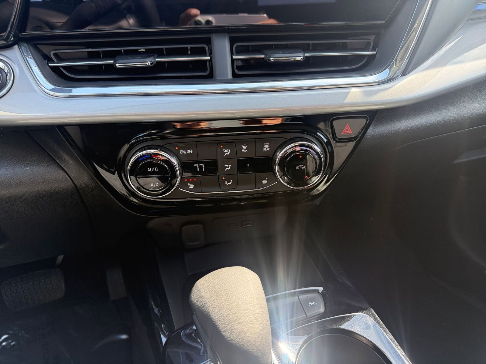 Used 2025 Chevrolet Trax LT w/ LT Convenience Package image 17