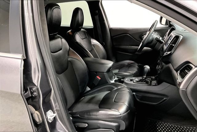 Used 2019 Jeep Cherokee Latitude Plus w/ Cold Weather Group AWD/4WD image 36