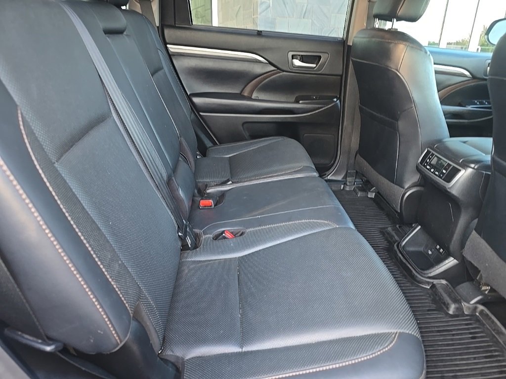 Used 2018 Toyota Highlander Limited image 11