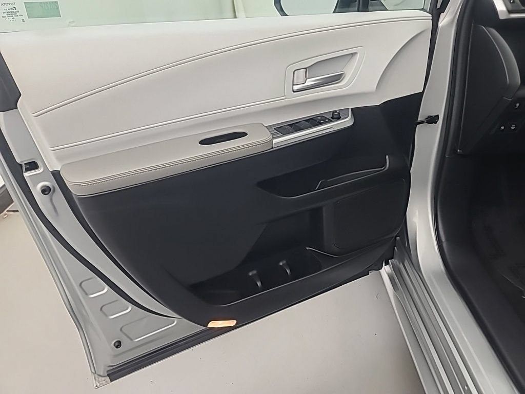 Used 2025 Toyota Sienna XLE FWD image 25
