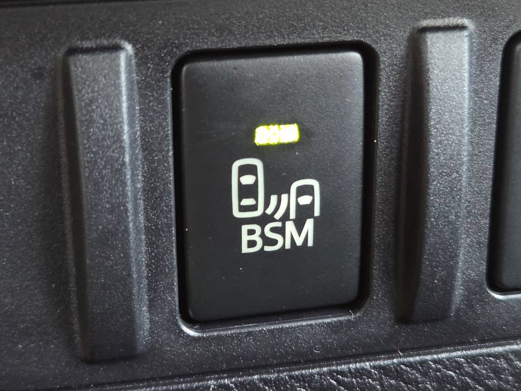 Used 2016 Toyota Tacoma Limited w/ Towing Package AWD/4WD image 9